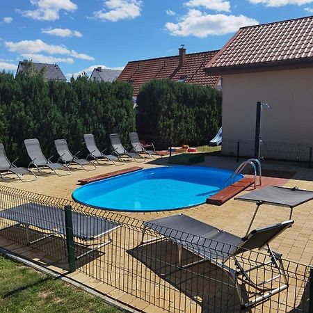 Ferienhaeuser Mit Pool レバル エクステリア 写真