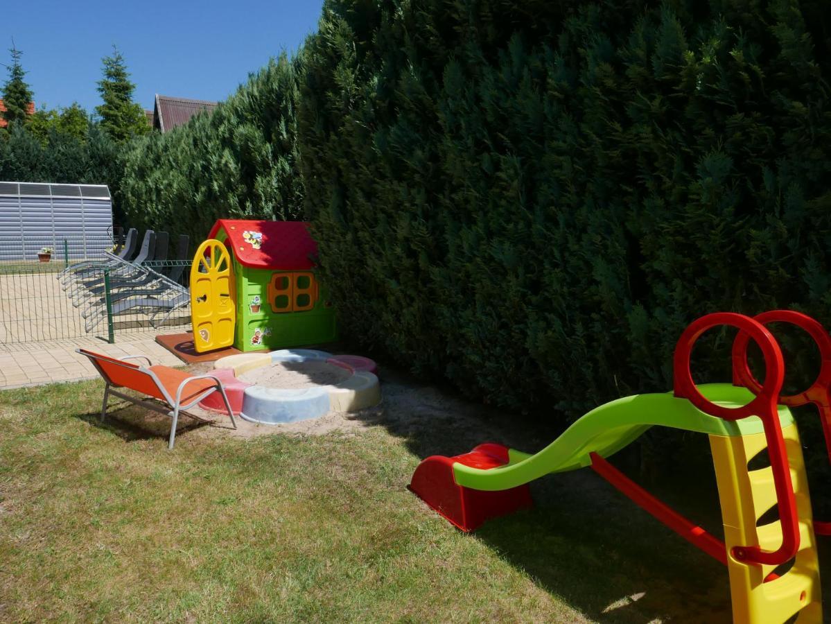 Ferienhaeuser Mit Pool レバル エクステリア 写真