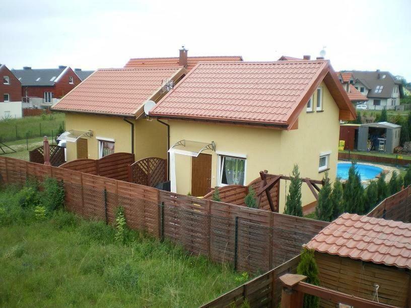Ferienhaeuser Mit Pool レバル エクステリア 写真
